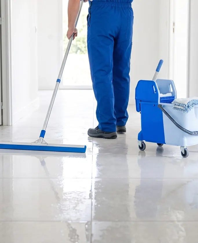 Lavage d’un sol carrelé neuf lors d’une remise en propreté après chantier